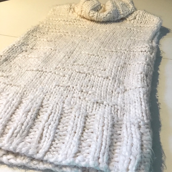 BCBG Sweaters - BCBG Cream Chunky Knitted Sleeveless Sweater